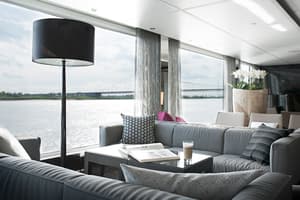Emerald Waterways - Star Ships - Horizon Lounge and Bar 3.jpg